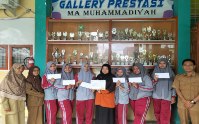 KL LAZISMU MA MUHAMMADIYAH PEKANBARU SALURKAN BANTUAN DANA PENDIDIKAN KEPADA 11 SISWA